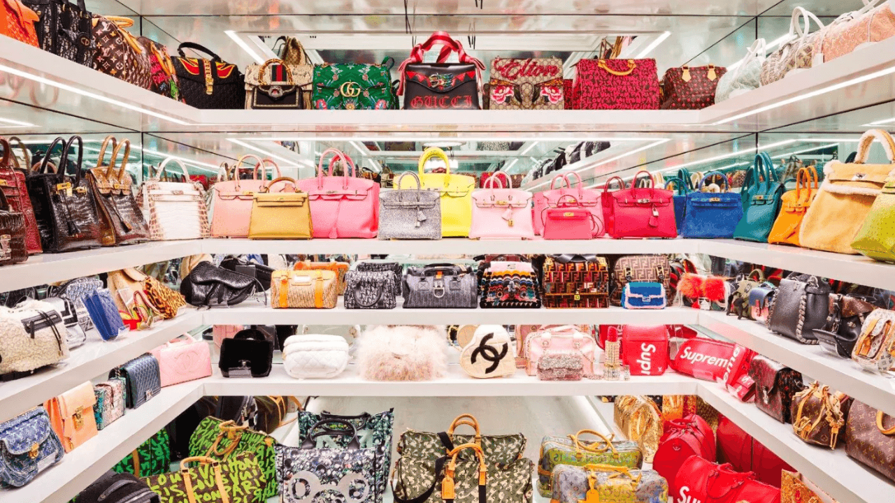 How to Choose a Collectible Handbag: Materials, Brands, and Condition